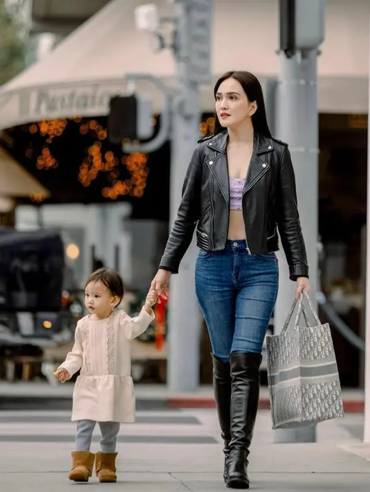 Ini potret candid Shandy saat bersama putrinya, Claire. Ia tampil edgy dalam balutan bra top, leather jacket, dan celana jeans. Gayanya pun diperlengkap dengan sepatu boots (Instagram/shandyaulia).