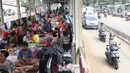 Warga korban banjir mengungsi di Halte Transjakarta Jembatan Baru, Cengkareng, Jakarta, Jumat (3/1/2020). Warga sekitar terpaksa mengungsi ke Halte Transjakarta Jembatan Baru karena rumah mereka masih terendam banjir. (Liputan6.com/Angga Yuniar)