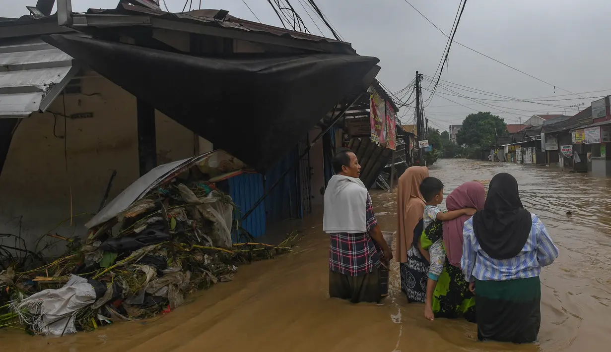 Banjir akibat luapan kali Cikeas dan Cileungsi merendam ratusan rumah yang ada di kawasan Perumahan Vila Nusa Indah 3, Kabupaten Bogor, Jawa Barat, Selasa (4/3/2025). (merdeka.com/Arie Basuki)
