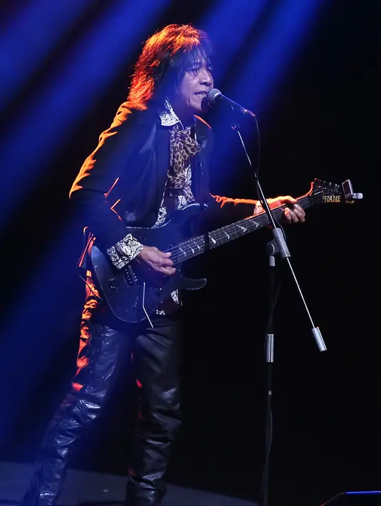 Walaupun sudah berumur, namun gitaris berumur 64 tahun, Jusuf Antono Djojo atau lebih dikenal dengan Ian Antono tetap juara dalam penampilannya bermusik, terlebih dalam konsernya bersama rekan God Bless. (Galih W. Satria/Bintang.com)