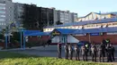 Polisi berjaga di dekat lokasi kecelakaan pesawat di daerah perumahan, Yeysk, Rusia, Selasa (18/10/2022). Sebuah pesawat tempur Rusia telah jatuh ke daerah perumahan di di Yeysk, Rusia setelah mengalami kegagalan mesin. (AP Photo)