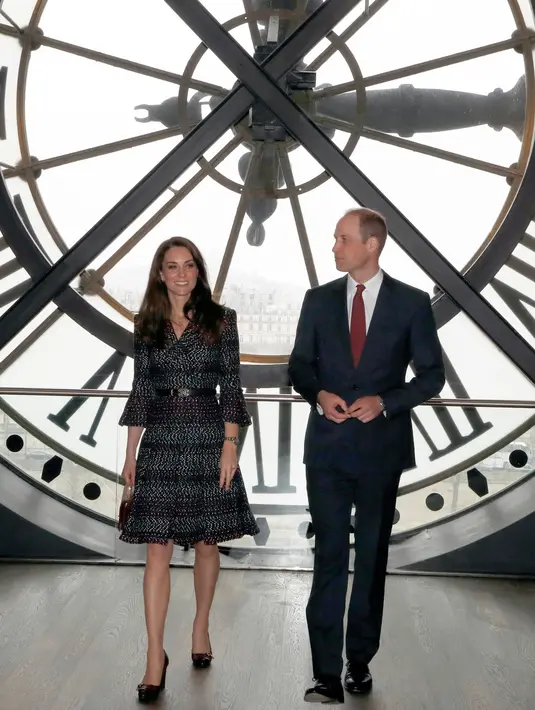 Pangeran William dan Kate Middleton usai melihat jam besar terkenal di Musee d'Orsay, Paris, 18 Maret 2017. Ini merupakan perjalanan pertama pangeran William ke Prancis semenjak kecelakaan tragis Puteri Diana pada 1997 (Francois Guillot/Pool Photo via AP)