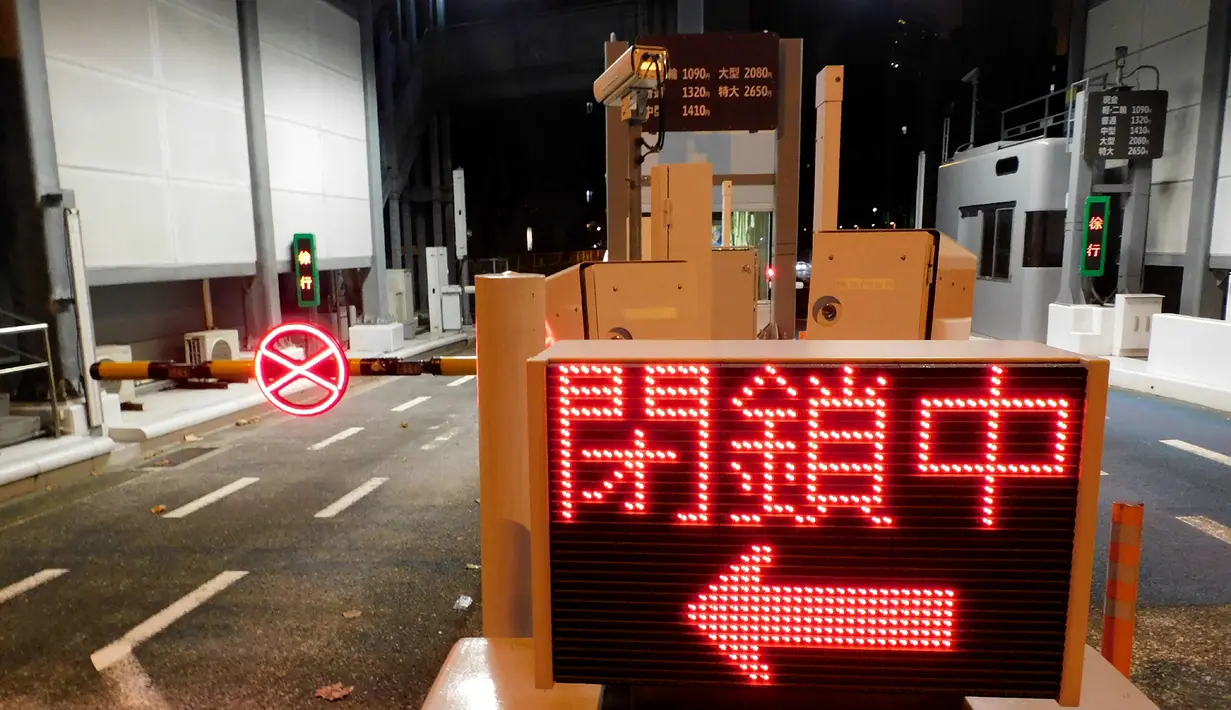 Gerbang masuk tol ditutup di Tokyo setelah gempa berkekuatan megnitudo 6,1 mengguncang ibu kota Tokyo dan sekitarnya di Jepang, Kamis (7/10/2021). (AFP/Jiji Press/STR)