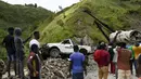 Sebuah derek memindahkan truk dari tumpukan batu setelah tanah longsor yang dipicu oleh gempa berkekuatan 7,2 yang melanda empat hari sebelumnya di River Glass, Haiti, Rabu (18/8/2021). Korban jiwa akibat gempa di Haiti Sabtu pekan lalu terus bertambah menjadi 1.941 orang.  (AP/Matias Delacroix)