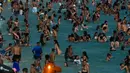 Orang-orang menyegarkan diri di pantai Macumba, saat gelombang panas di Rio de Janeiro, Brasil pada hari Minggu, (24/9/2023). (Tercio Teixeira/AFP)