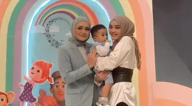 Namun kini, Nathalie Holscher dan Putri Delina terlihat sudah akur kembali. Lewat unggahan Instagram Putri Delina, keduanya terlihat kompak saat berada di perayaan ulang tahun Adzam putra Sule dan Nathalie Holscher. (Liputan6.com/IG/@putridelinaa).