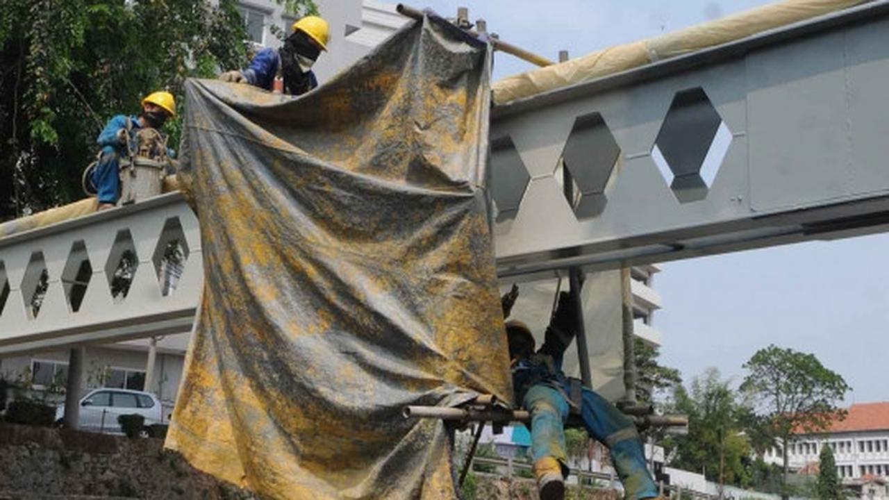 Melihat penggantian pipa gas PGN di atas sungai