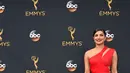 Aktris Bollywood Priyanka Chopra berpose di karpet merah ajang penghargaan Emmy Awards 2016 di Microsoft Theater, Los Angeles, Minggu (18/9). Priyanka tampil memukau dengan gaun merah merona yang menjuntai panjang hingga ke lantai. (AFP PHOTO/Robyn Beck)