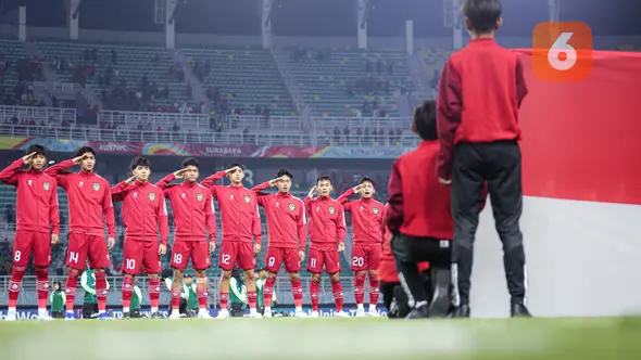 <p>Para pemain starting XI Timnas Indonesia U-17 berbaris menyanyikan lagu kebangsaan Indonesia Raya sebelum dimulainya laga kedua Grup A Piala Dunia U-17 2023 menghadapi Timnas Panama U-17 di Stadion Gelora Bung Tomo (GBT), Surabaya, Senin (13/11/2023). (Bola.com/Bagaskara Lazuardi)</p>