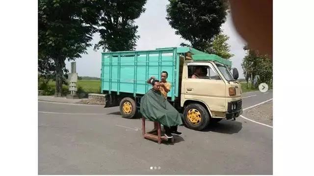 6 Kelakuan Santai Bapak-Bapak saat di Jalan Ini Bikin Ngelus Dada