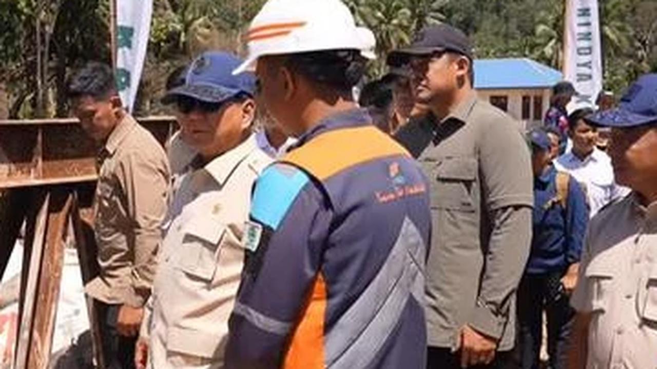 Prabowo Hentikan Kendaraan di Tapanuli Selatan untuk Sapa Petugas Pencari Korban Hilang