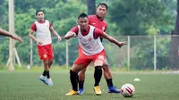 Pemain Persija Jakarta, Maman Abdurahman, berebut bola dengan Tony Sucipto, saat mengikuti latihan perdana di Lapangan National Youth Training Centre (NYTC), Depok, Senin (1/3/2021). Sebanyak 23 pemain mengikuti latihan untuk persiapan Piala Menpora 2021. (Dokumentasi Persija)