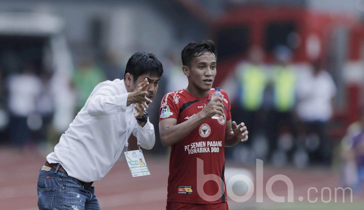 Ekspresi Pelatih Semen Padang, Nil Maizar, saat memberikan arahan kepada anak asuhnya pada laga melawan Semen Padang di Stadion Patriot, Bekasi, Sabtu (20/05/2017). Bhayangkara FC menang 1-0. (Bola.com/M Iqbal Ichsan)