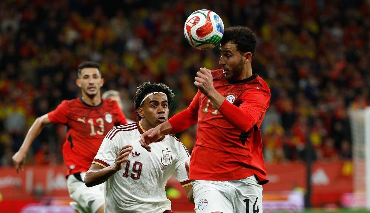 Pertandingan yang berakhir tanpa gol itu sejatinya berjalan ketat dengan dominasi pertahanan Mesir. Namun, atmosfer di stadion berubah negatif akibat perilaku sebagian suporter tuan rumah. (AP/Joan Monfort)