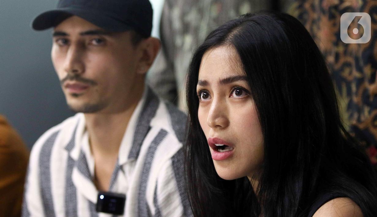 Aktris Jessica Iskandar (kanan) dan Vincent Verhaag saat konferensi pers terkait kasus penipuan dan penggelapan investasi mobil di kawasan Menteng, Jakarta, Kamis (14/7/2022). Pasangan Jessica Iskandar dan Vincent Verhaag menjadi korban penipuan atas kasus penyewaan mobil di Bali dengan pelaku Christoper Stefanus Budianto atau Steven dan mengalami kerugian sebesar hampir Rp 10 milliar dan 11 mobil mewah. (Liputan6.com/Herman Zakharia)