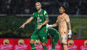 Risto Mitrevski (kiri) dan Ernando Ari ketika Persebaya Surabaya melawan PSIM Yogyakarta&nbsp;pada BRI Super League 2025/2026 di Stadion Gelora Bung Tomo, Surabaya,&nbsp;Jumat (8/8/2025). (Bola.com/Abdul Aziz)