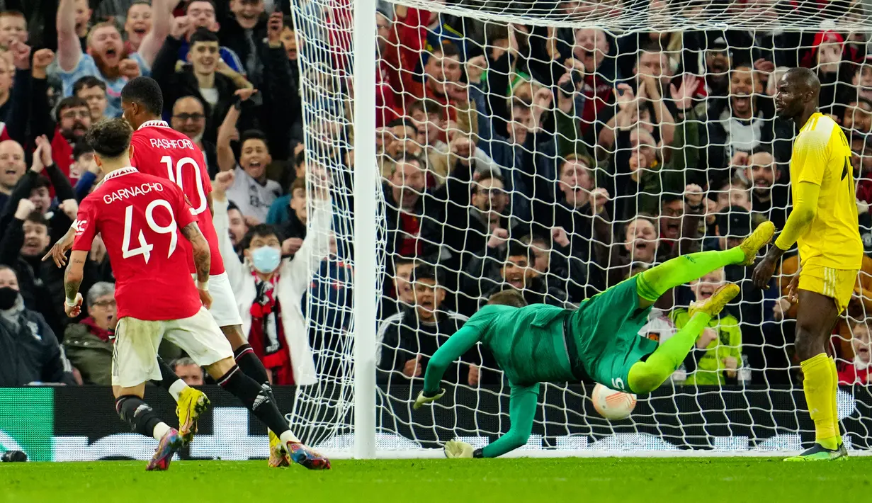 Pemain Manchester United Marcus Rashford (kedua kiri) merayakan setelah mencetak gol ke gawang Sheriff pada pertandingan sepak bola Grup E Liga Europa di Old Trafford, Manchester, Inggris, 27 Oktober 2022. Manchester United menang 3-0. (AP Photo/Jon Super)