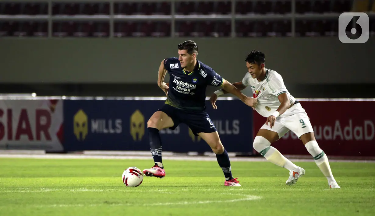 Pemain Persib Bandung Nick Kuipers (kiri) mengontrol bola dibayangi pemain PS Sleman Saddam Emiruddin Gaffar (kanan) dalam pertandingan semifinal leg kedua Piala Menpora 2021 di Stadion Manahan, Solo, Senin (19/4/2021). (Bola.com/Ikhwan Yanuar)