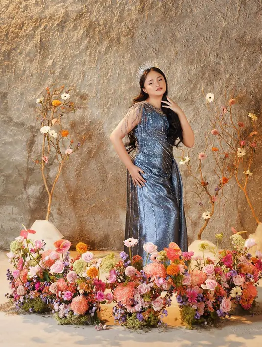 Menjadi seorang janda sejak tahun 2014, hingga saat ini Marshanda pun masih betah single. Di usianya yang sudah 34 tahun ini ia pun masih mencuri perhatian para penggemar. Tampil dengan gaun bernuansa biru pada putri Disney, gayanya ini pun semakin tampil menawan. (Liputan6.com/IG/@marshanda99)