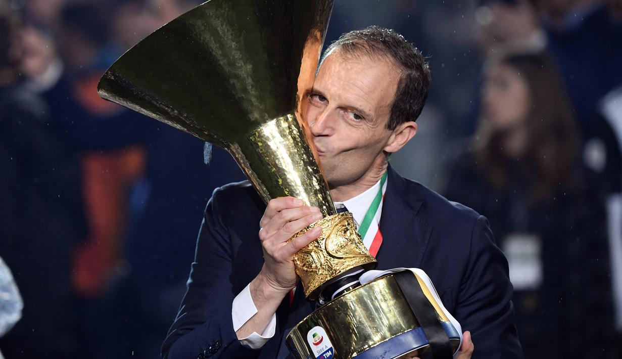 2. Massimiliano Allegri - Catatan apik saat melatih Juventus menjadikan nya kandidat terdepan sebagai suksesor Solskjaer di Manchester united. Pria asal Italia ini juga tengah menganggur usai mundur dari Juventus. (AP/Marco Bertorello)