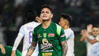 Ekspresi kekecewaan dari pemain Persebaya Surabaya, Gali Freitas ketika timnya bertanding melawan PSIM Yogyakarta&nbsp;pada BRI Super League 2025/2026 di Stadion Gelora Bung Tomo, Surabaya,&nbsp;Jumat (8/8/2025). (Bola.com/Abdul Aziz)