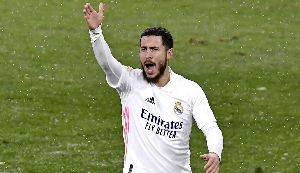 Penyerang Real Madrid, Eden Hazard, melakukan protes saat melawan Osasuna pada laga Liga Spanyol di Stadion El Sadar, Sabtu (9/1/2021). Kedua tim bermain imbang 0-0. (AP/Alvaro Barrientos)