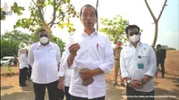 Presiden Joko Widodo (Jokowi) saat berkunjung ke Desa Giriroto, Boyolali, Jawa Tengah, untuk melakukan penanaman bibit kelapa genjah.