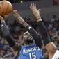 Pemain Minnesota Timberwolves, Shabazz Muhammad #15 mencoba melakukan tembakan saat dihadang pemain Miami Heat  pada laga NBA preseason basketball game di Louisville, (15/10/2016). (AP/Timothy D. Easley)