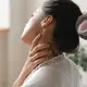 Neck tension adalah ketegangan pada otot leher yang sering muncul akibat stres, posisi tubuh yang terlalu lama, atau kebiasaan tidur yang kurang tepat. [Dok/freepik.com]