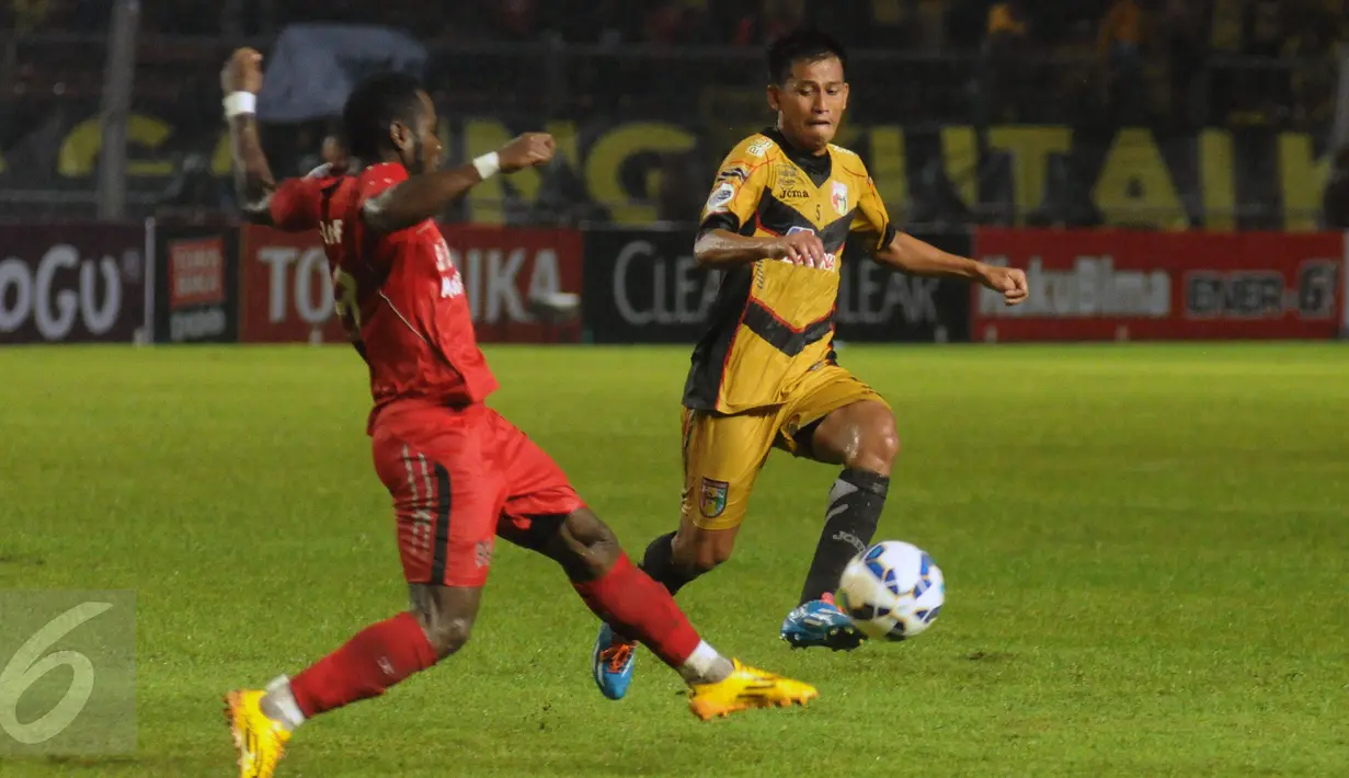 Bek Semen Padang, M Alhadji (kiri) menahan pergerakan penyerang Mitra Kukar, Hendra Ridwan pada laga final Piala Jenderal Sudirman di Stadion GBK Jakarta, Minggu (24/1/2016). Ini pertemuan ketiga bagi kedua tim. (Liputan6.com/Helmi Fithriansyah)