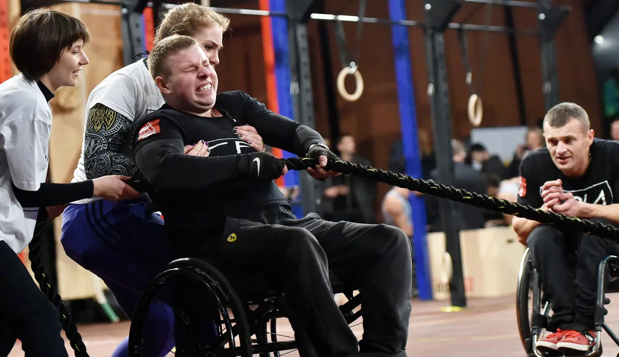 Seorang peserta mengikuti kompetisi final CrossFit "Game of Heroes" di Kiev, Ukraina (24/12). Kompetisi ini diikuti oleh lima belas tentara Ukraina yang cacat akibat pertempuran dengan pihak separatis pro Rusia. (AFP/Sergei Supinsky)