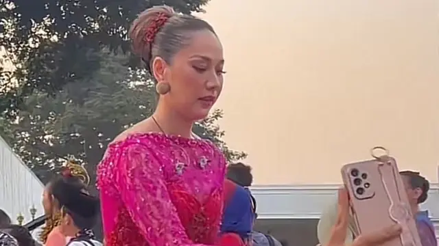 Artis Bunga Citra Lestari sibuk memenuhi permintaan swafoto warga.