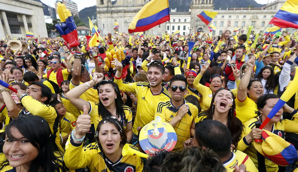 Puluhan ribu warga Kolombia berkumpul di Bolivar Square, Bogota, (28/6/2014) untuk menyaksikan dan merayakan sukses James Rodriguez dkk membekuk Uruguay 2-0 di Stadion Maracana, Rio de Janeiro, (29/6/2014). (REUTERS/John Vizcaino)