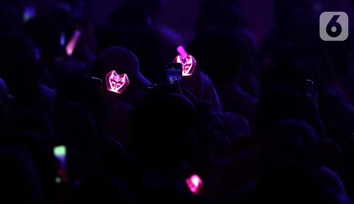 Antusiasme tinggi penggemar terus meningkat sepanjang penampilan Taeyeon. Dia juga melanjutkan aksinya dengan membawakan tiga lagu lain berturut-turut, yaitu Can't Control Myself, Some Nights, dan Set Myself On Fire. (Liputan6.com/Helmi Fithriansyah)