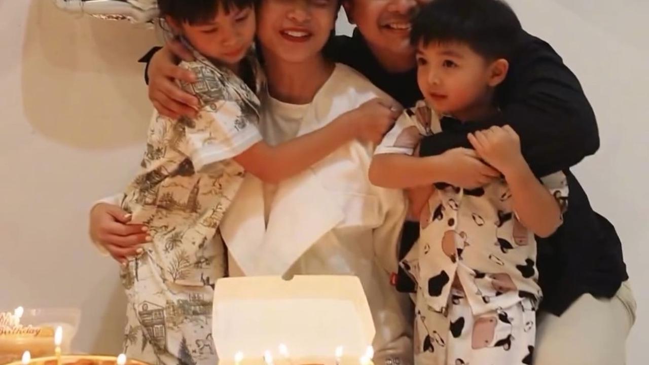 Momen Chelsea Olivia dan Glenn Alinskie Disambut Kedua Anaknya di Rumah Setelah Pulang dari Jepang