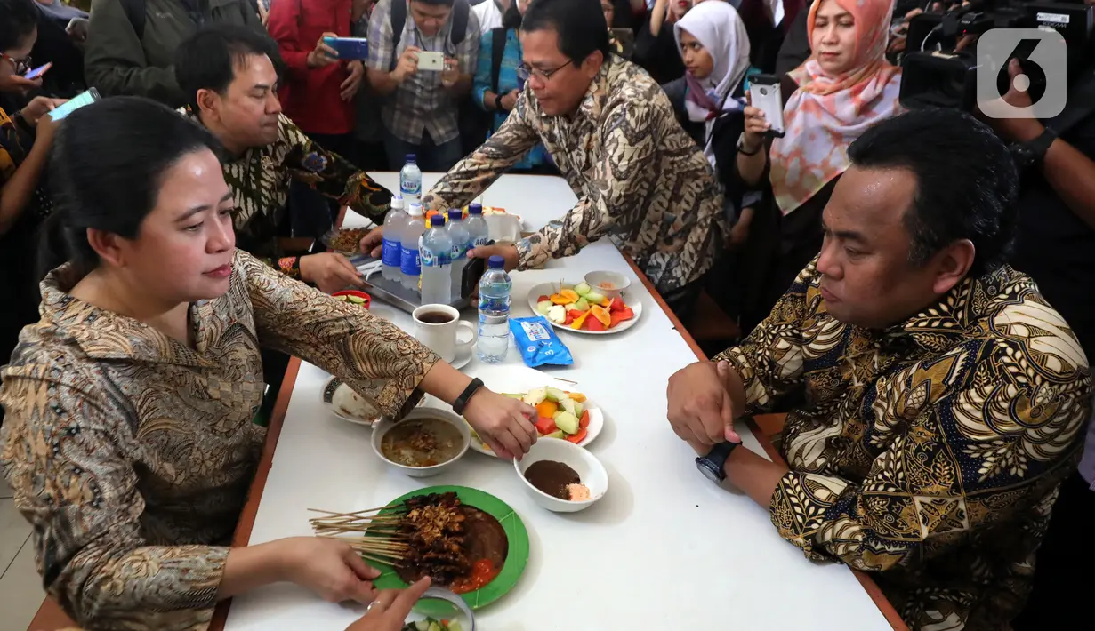 Ketua DPR Puan Maharani (kiri) makan siang di Kantin Pujasera, Kompleks Parlemen, Senayan, Jakarta, Selasa (8/10/2019). Puan memesan makan siang dengan menu tongseng, sate, hingga rujak usai berkeliling Kompleks Parlemen. (Liputan6.com/JohanTallo)