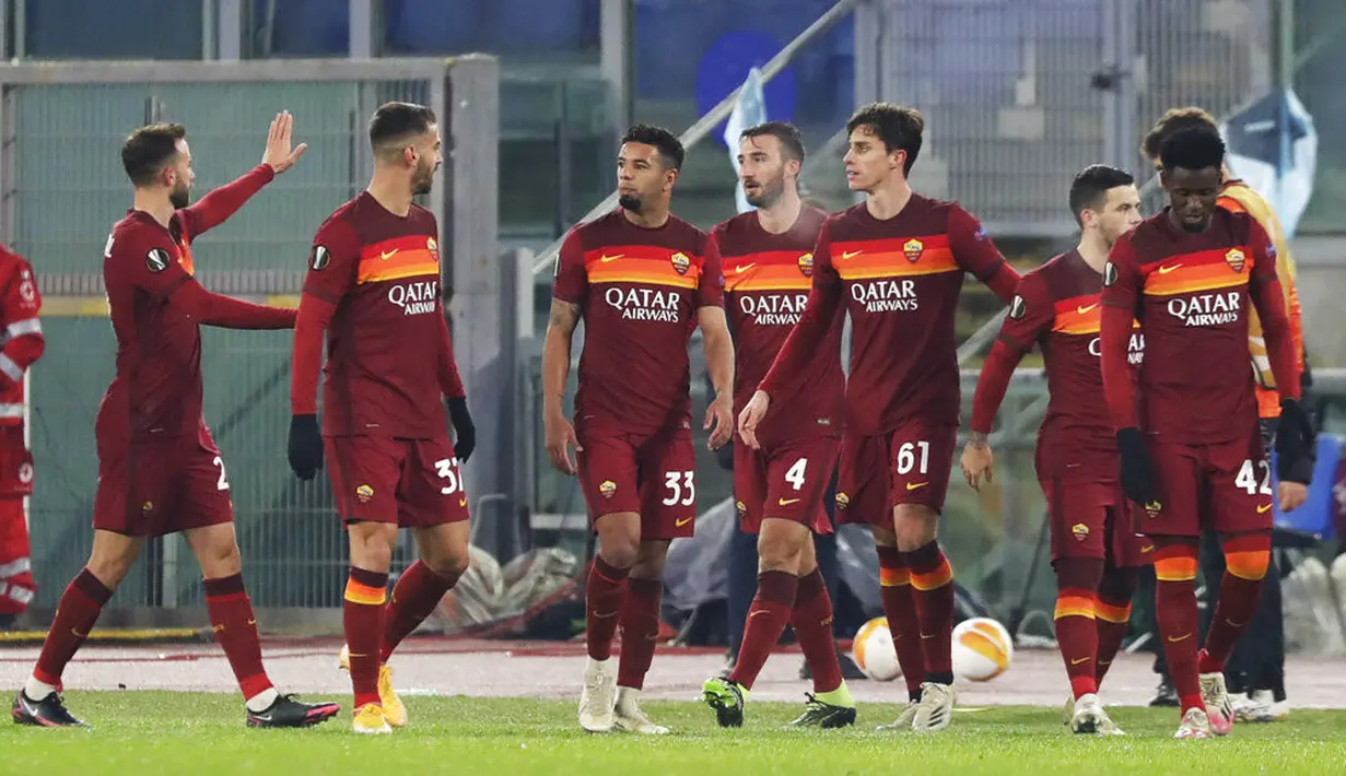 Pemain AS Roma Riccardo Calafiori (ketiga kanan) merayakan bersama rekan satu timnya usai dia mencetak gol ke gawang Young Boys pada pertandingan Grup A Liga Europa di Olympic Stadium, Roma, Italia, Kamis (3/12/2020). AS Roma mengalahkan Young Boys 3-1. (AP Photo/Andrew Medichini)