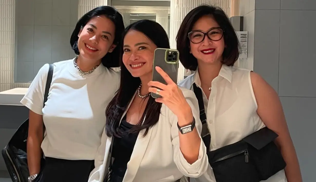 Ersa Mayori mengungkapkan jika dirinya bersama Lulu Tobing dan Novita Angie berdiri di barisan penonton festival selama tiga jam. Meski begitu, ketiga wanita yang usia rata-ratanya hampir 50 tahun itu tidak merasa lelah karena begitu menikmati lagu-lagu Kahitna. (Liputan6.com/IG/@ersamayori)