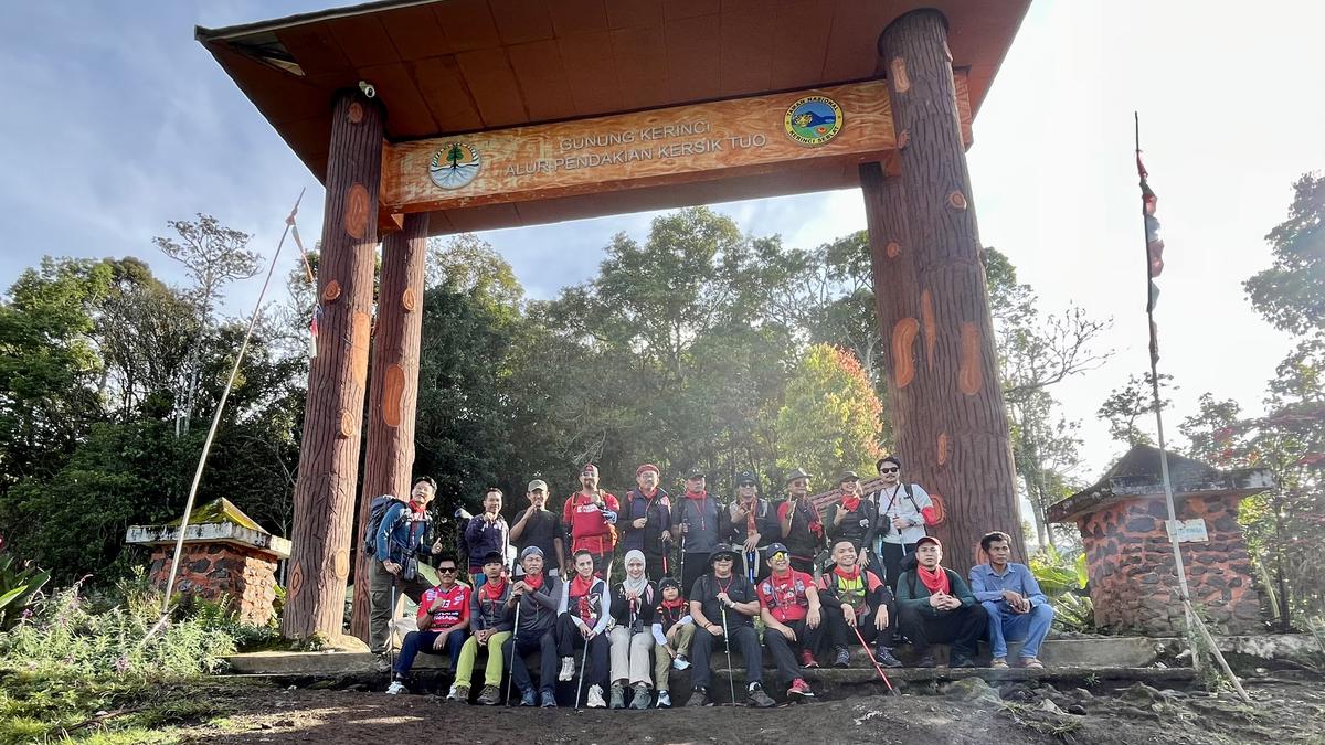 Sebelum Naik Gunung Kerinci, Sekjen PDIP Dapat Pesan Tak Biasa dari Megawati