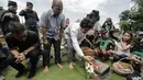 Aktor Reza Rahadian menaburkan bunga di makam Benyamin Sueb di Karet Bivak, Jakarta, Jumat (26/1). Reza akan memainkan film garapan Hanung Bramantyo yang merupakan film legendaris Benyamin Sueb. (Liputan6.com/Faizal Fanani)