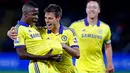 Gelandang Chelsea, Ramires (kiri) merayakan selebrasi bersama pemain lainnya usai mencetak gol ke gawang Leicester City saat Laga Liga Premier Inggris di King Power Stadium, Kamis (30/4/2015). Chelsea menang 3-1 atas Leicester City.(Reuters/Carl Recine)
