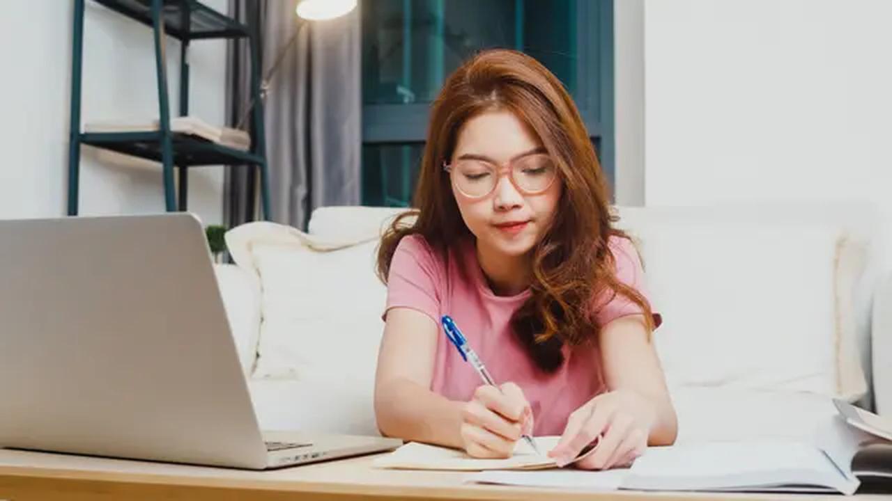 Ilustrasi perempuan belajar (copyright Freepik)