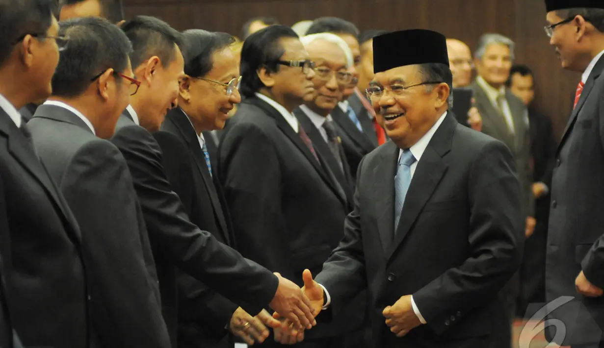 Wakil Presiden Jusuf Kalla berjabat tangan dengan sejumlah pejabat pemerintah yang hadir di pelantikan Ketua Mahkamah Konstitusi yang baru, di Gedung Mahkamah Konstitusi, Jakarta, Selasa (14/1/2015). (Liputan6.com/Herman Zakharia)