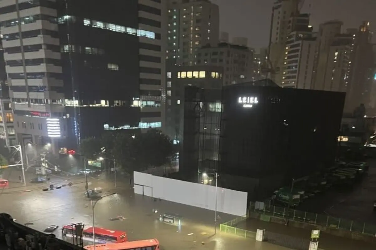 Bus terjebak banjir di luar Stasiun Seocho di Seoul. (Foto: Twitter/cafetero7878)