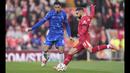 Pemain Liverpool, Mohamed Salah (kanan) melepaskan umpan dibayangi pemain Chelsea, Levi Colwill pada laga lanjutan Liga Inggris 2024/2025 di Anfield, Liverpool, Inggris, Minggu (20/11/2024). (AP Photo/Jon Super)