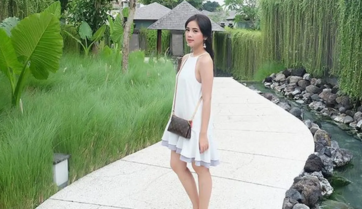 Melihat foto-foto di akun media sosialnya, ternyata Tistha yang juga seorang produser film ini ternyata gemar traveling. Dan beginilah tampilannya berbusana saat liburan ke pantai, cantik dan seksi. (Instagram/tisthanurma)