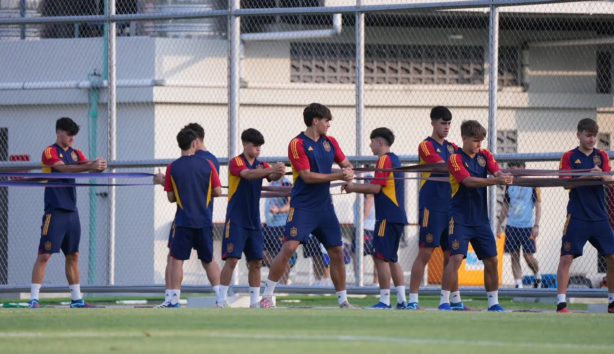 Pesepakbola Timnas Spanyol U-17 mengikuti latihan jelang pertandingan lanjutan Grup B Piala Dunia U-17 2023 di Lapangan Banyuanyar, Solo, Jawa Tengah, Minggu (12/11/2023). (doc.LOC WCU17/RKY)