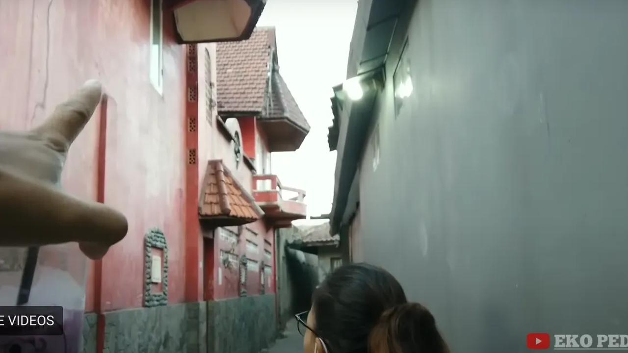 Kondisi rumah mewah yang berpenghuni ini hingga mobil-mobilnya dimakan rumput membuat pemilik akun heran. <br>