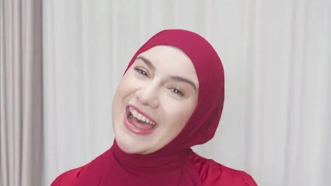 7 Outfit Merah Putih Hijab Artis, Cocok Dipakai Jalan Santai dan Lomba
