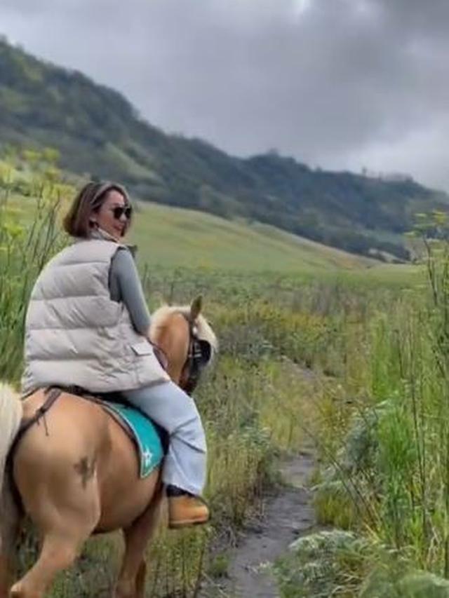 7 Momen Bunga Citra Lestari Liburan di Bromo, Berkuda Bareng Noah Sinclair